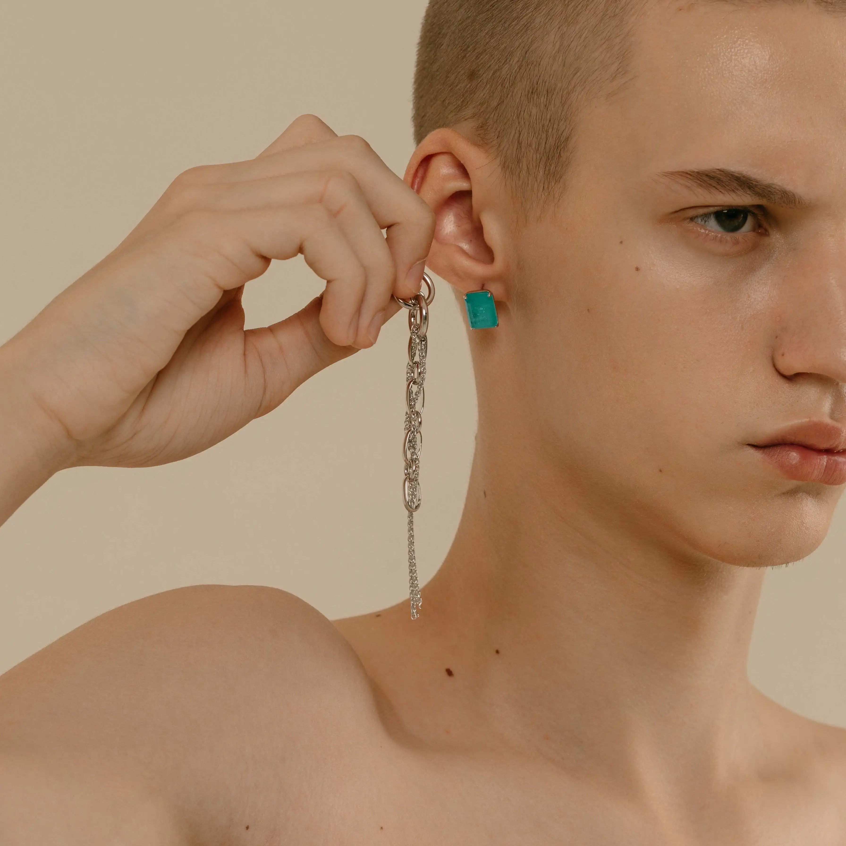 两戴时髦精致耳环设计师品牌