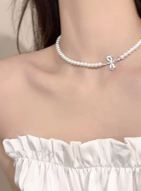 温柔蝴蝶珍珠项链配裙子女轻奢