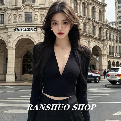 辣妹性感黑色深V领低胸上衣女秋冬季小个子短款修身长袖t恤打底衫