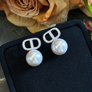 杨杨babytime 新款！清冷白金色满钻字母猪鼻子12mm珍珠耳钉银针