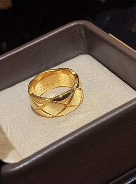 黄金色光面素圈宽版菱格纹戒指