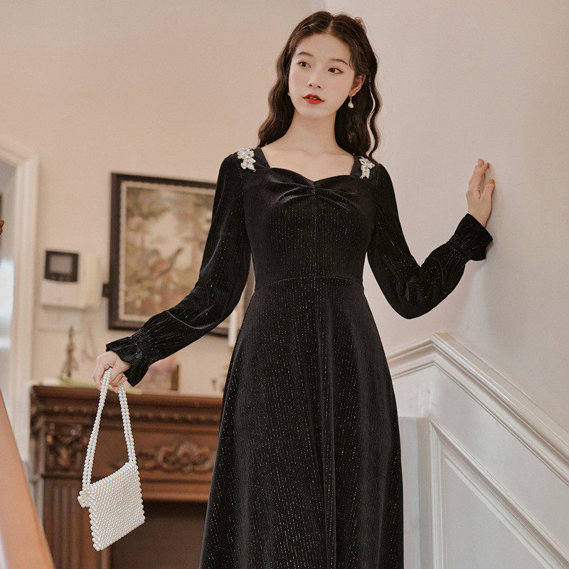 2021秋冬季新款法式复古小黑裙钻石bling气质方领丝绒精致连衣裙