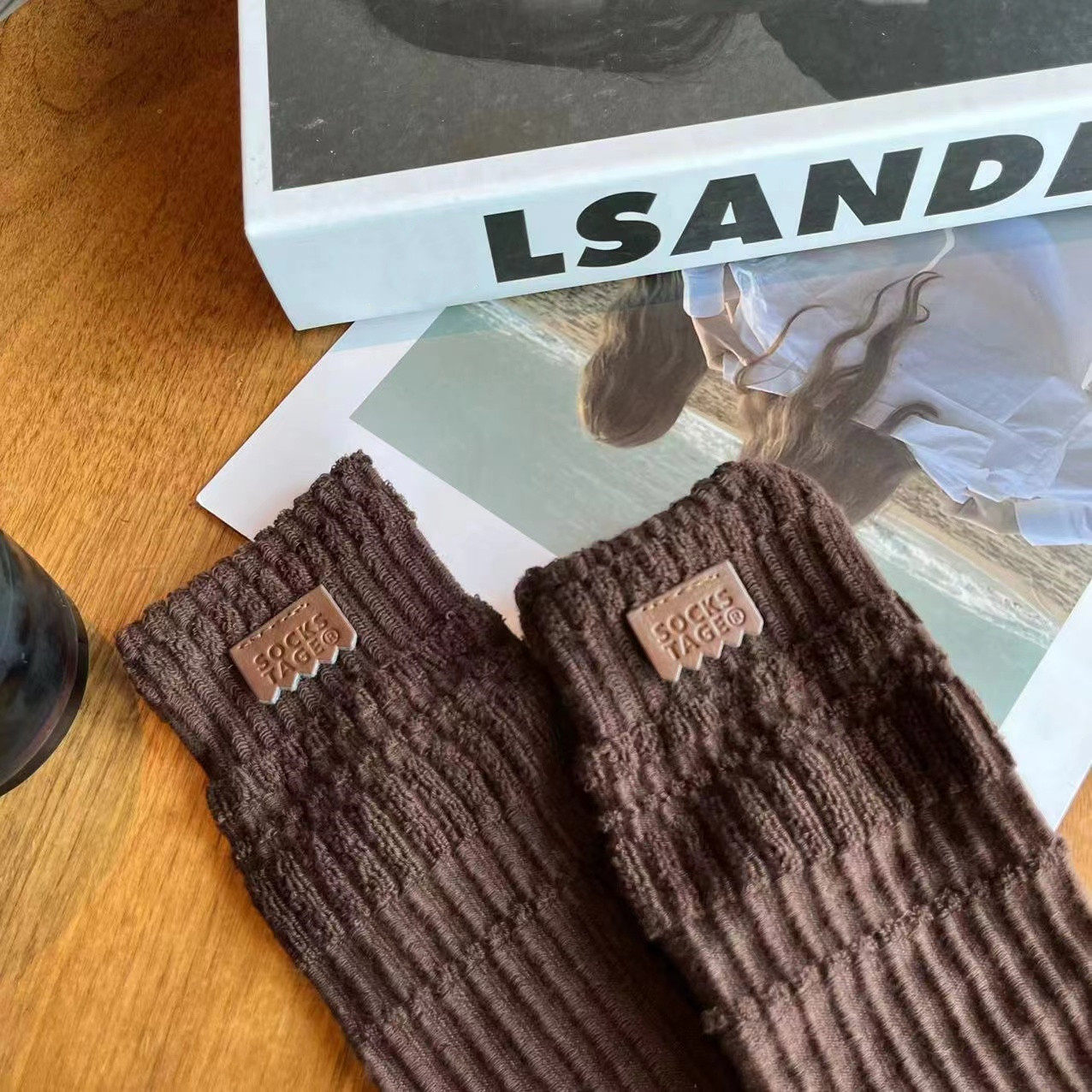 THE CLOTH LABEL IS A LARGE VERTICAL STRIP REVERSED BRUSHED PILED UP LAYERED EUROPEAN GOODS NET RED GREEN SOLID COLOR MEDIUM SOCKS AUTUMN AND WINTER