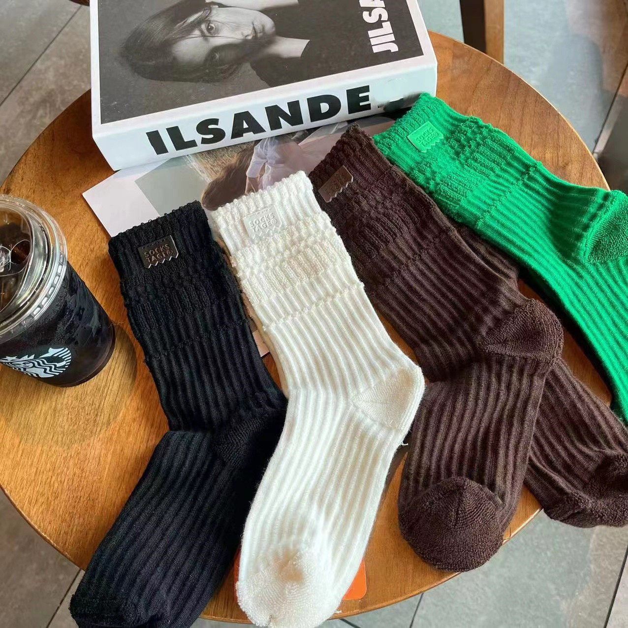 THE CLOTH LABEL IS A LARGE VERTICAL STRIP REVERSED BRUSHED PILED UP LAYERED EUROPEAN GOODS NET RED GREEN SOLID COLOR MEDIUM SOCKS AUTUMN AND WINTER