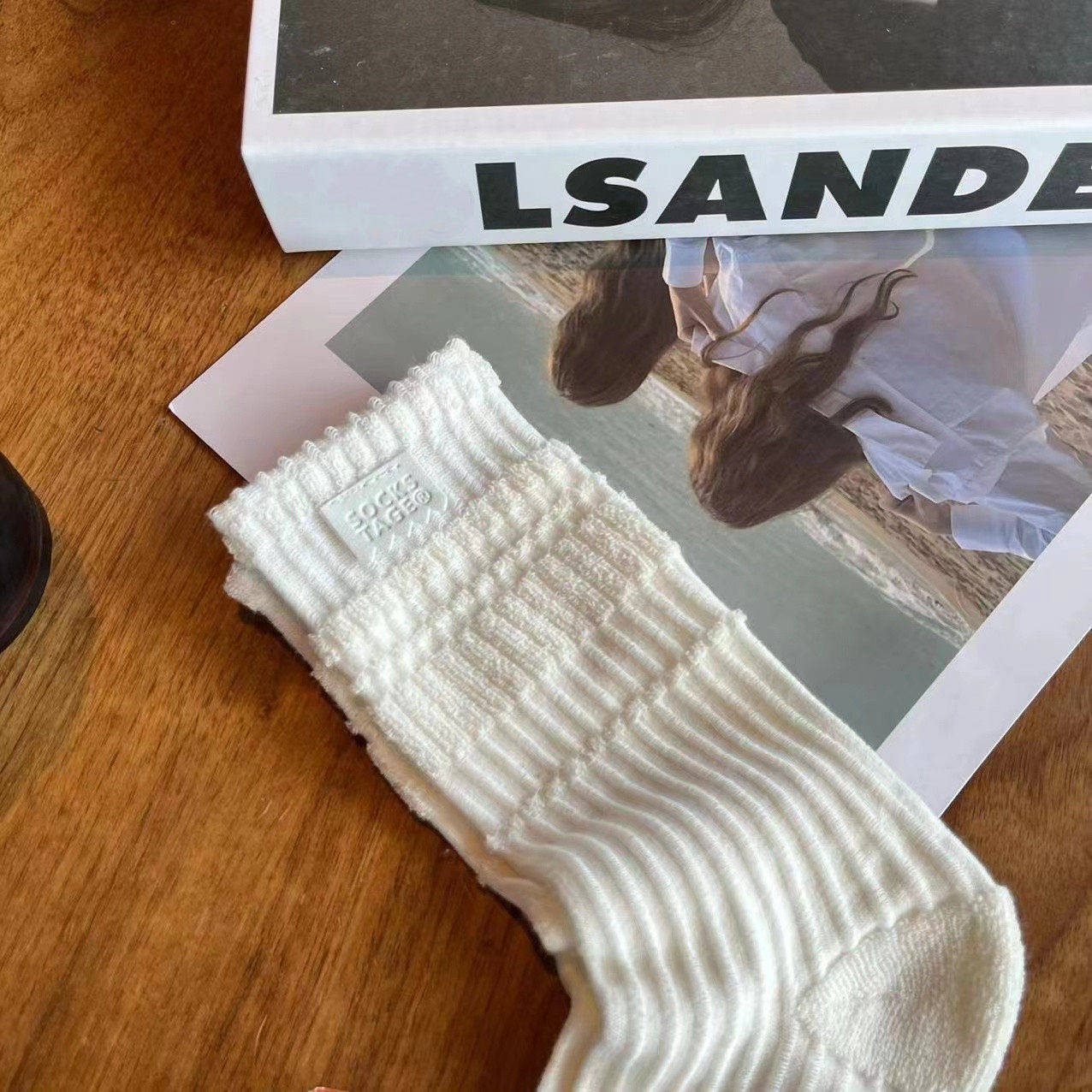 THE CLOTH LABEL IS A LARGE VERTICAL STRIP REVERSED BRUSHED PILED UP LAYERED EUROPEAN GOODS NET RED GREEN SOLID COLOR MEDIUM SOCKS AUTUMN AND WINTER