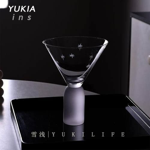 雪上睡着星星马天尼杯鸡尾酒杯