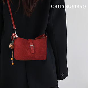 红色超火麂皮水桶包包女2026新款轻奢百搭小众高级感斜挎婚包新娘