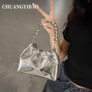 小众银色云朵包包女2025新款潮流行百搭链条斜挎包时尚超火水桶包