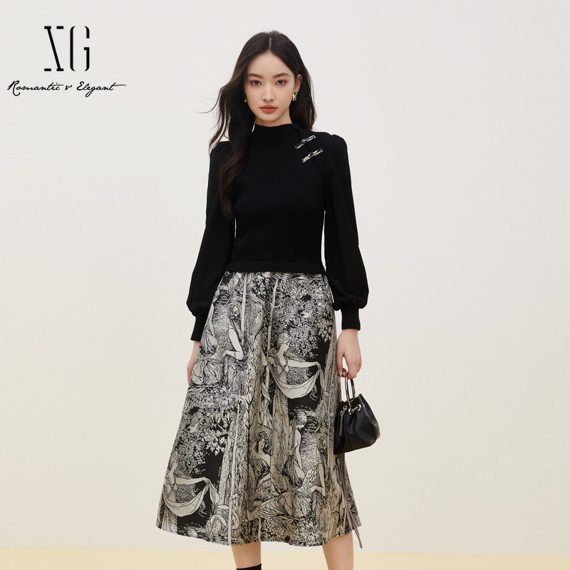 XG/雪歌XJ404719B890黑色长袖连衣裙时尚冬季新款印花A字长裙女装