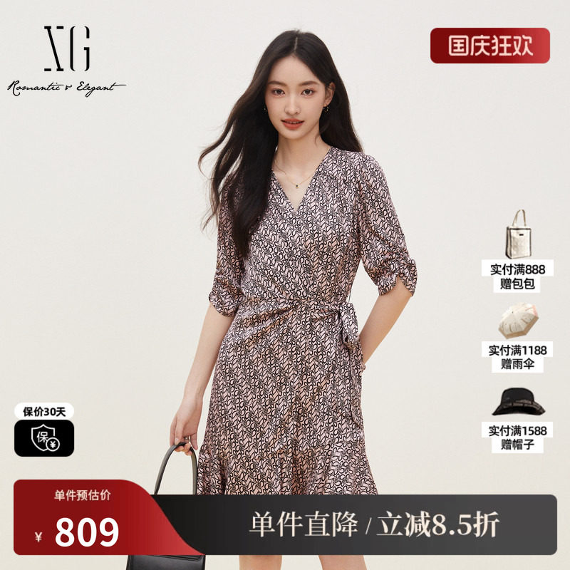 XG/雪歌XK204108B993 花版桑蚕丝V领中袖连衣裙收腰绑带A字中裙女