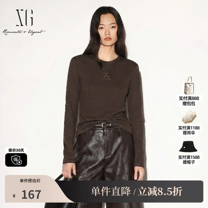 XG/雪歌XK401797A809咖色胶印字母圆领长袖T恤正肩修身打底上衣女