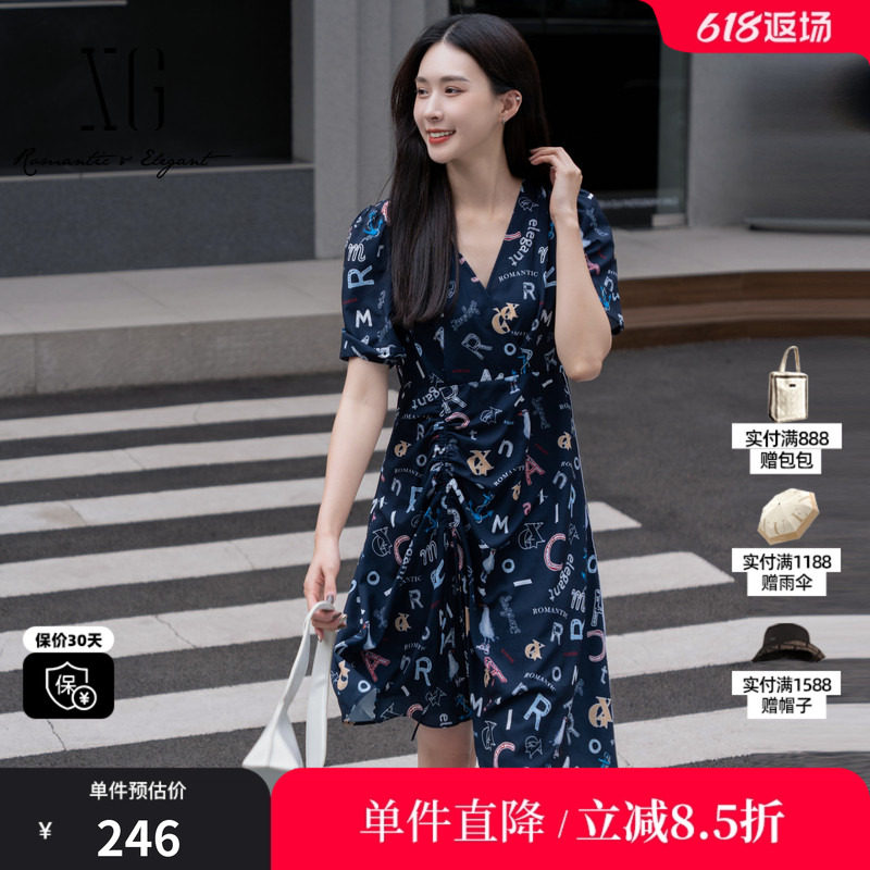 XG/雪歌XJ204067B997字母印花短袖连衣裙时尚夏季新款抽褶短裙女