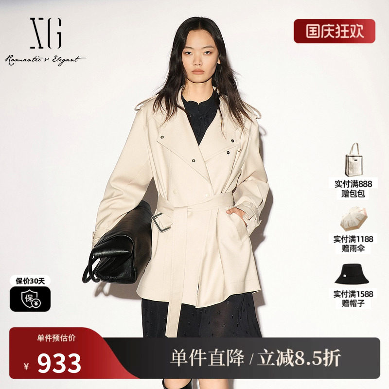 XG/雪歌 XL308003A460浅米色立领一手长双排扣风衣外套直筒腰带女