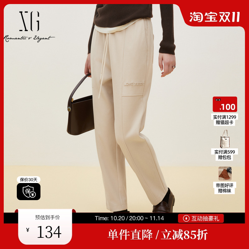 XG雪歌XI402037A960浅米色休闲裤时尚冬季新款字母绣花直筒长裤女