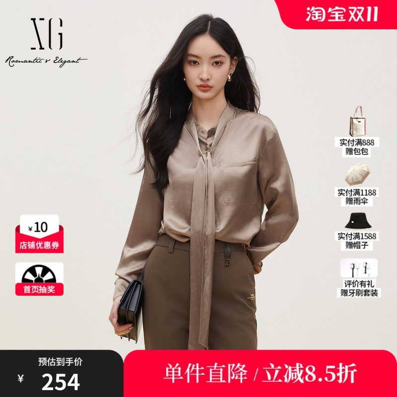 XG雪歌XJ421024A273长袖飘带领衬衫2024冬季新款卡其色缎面上衣女