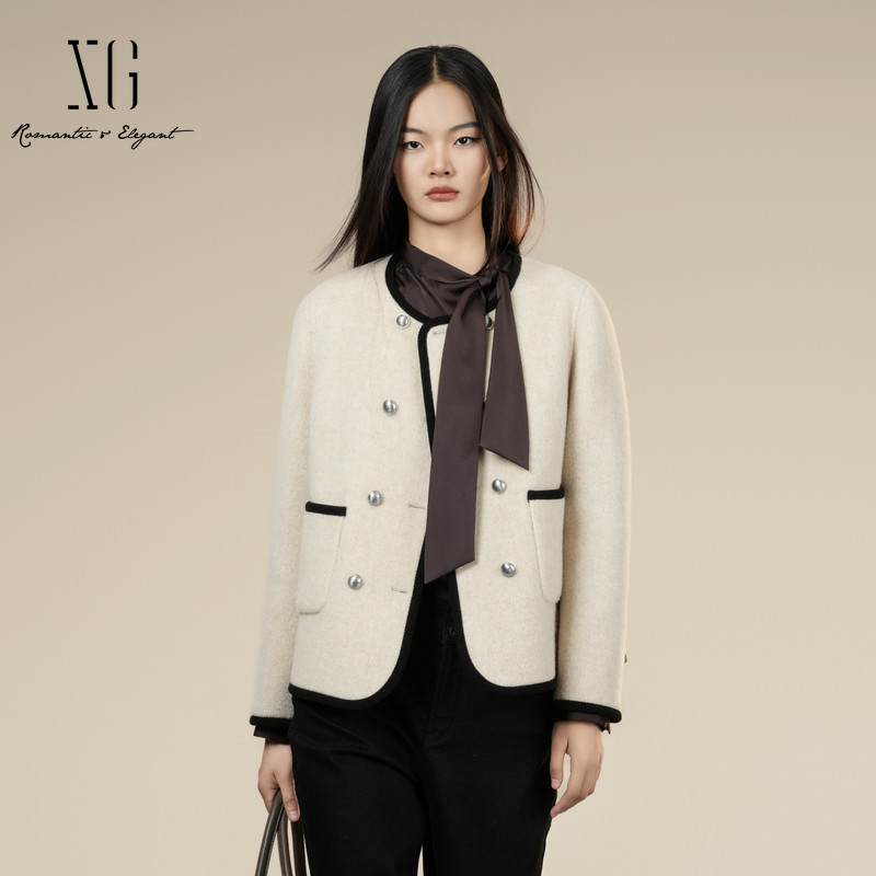 XG/雪歌 XK410015A360米色羊毛混纺撞色圆领毛呢外套小香短大衣女