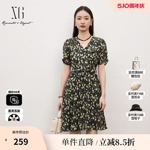 XG/雪歌XJ204028B397桑蚕丝花色连衣裙时尚夏季新款V领A字裙女装