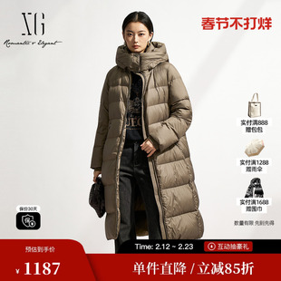 XG/雪歌XK406010A643长款天鹅绒羽绒服2025冬季新款连帽外套女装