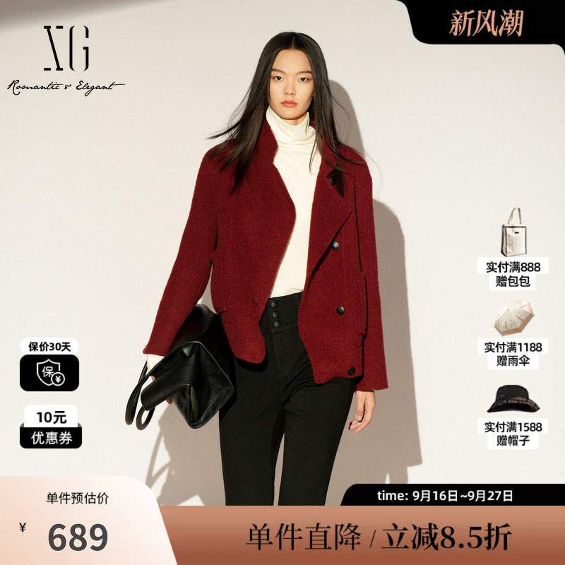 XG/雪歌 XK410002A415酒红色羊毛混纺立领不规则毛衣外套短大衣女