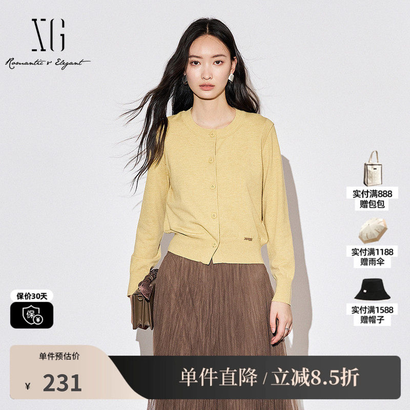 XG/雪歌XK311038A432 黄薄款长袖毛针织衫通勤圆领套头纽扣开衫女