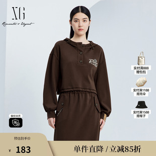 XG/雪歌XJ301009A372长袖连帽卫衣2025秋季新款深咖色贴布上衣女