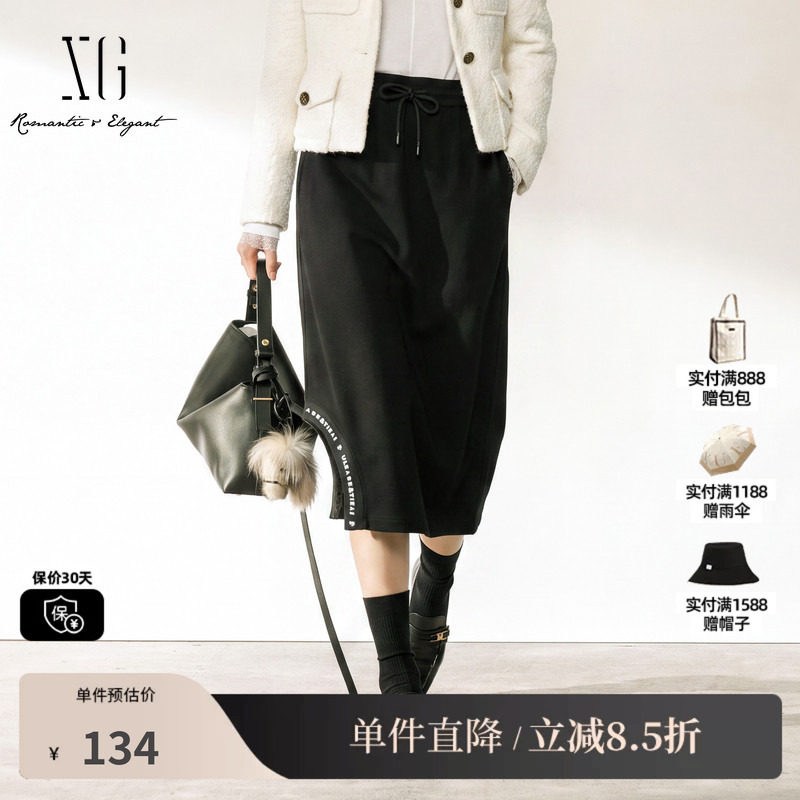 XG/雪歌 XJ403790A890黑色棉感松紧腰直筒半身裙字母休闲中裙女装