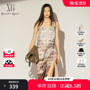 XG/雪歌XL104001B293花版吊带连衣裙V领收腰露背中长无袖碎花女装