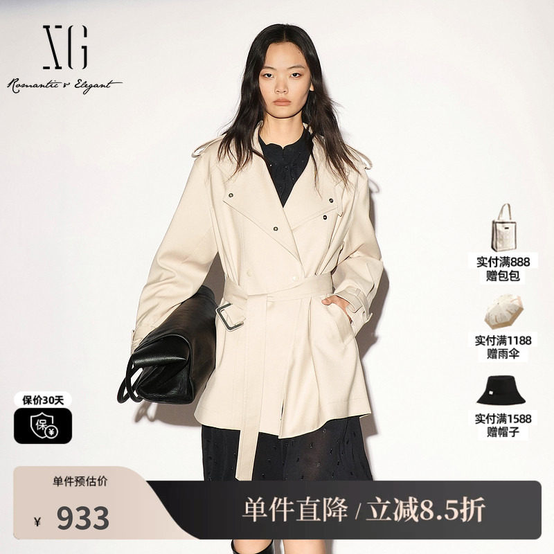 XG/雪歌 XL308003A460浅米色立领一手长双排扣风衣外套直筒腰带女