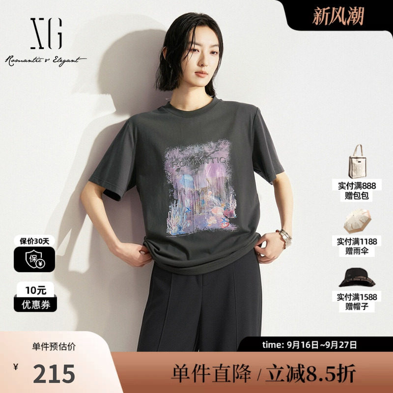 XG/雪歌XM201520A884深灰色棉感短袖T恤圆领印花直筒宽松休闲女装