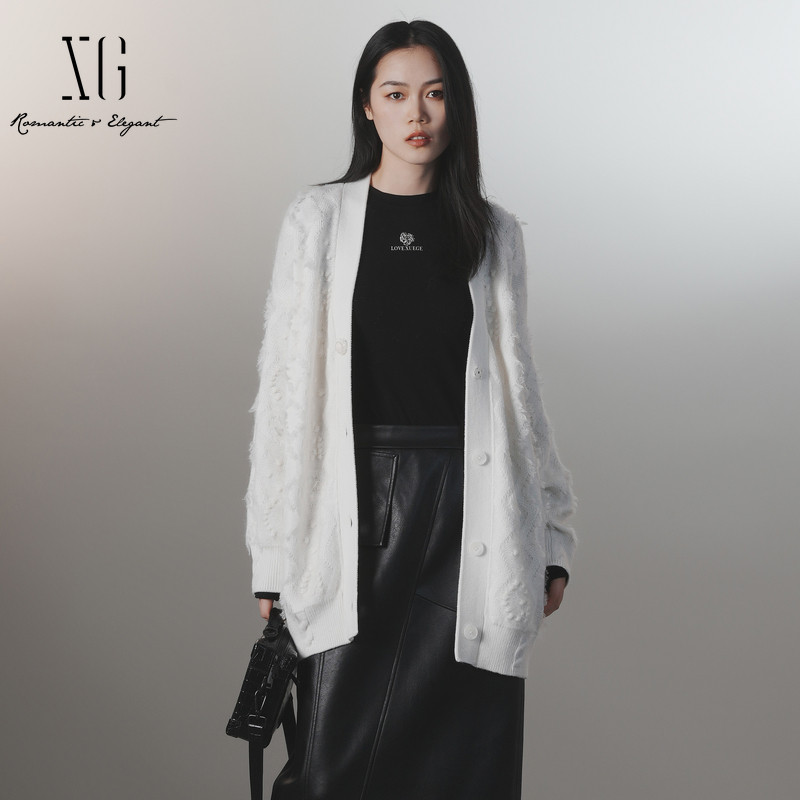 XG/雪歌XJ411101A151 白毛线拼接毛针织衫中长款宽松长袖开衫女装