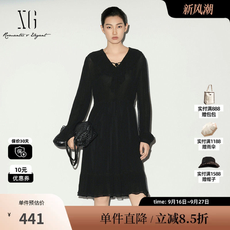 XG/雪歌XL104006A390 荷叶边V领连衣裙黑色高腰显瘦长袖A字伞裙女