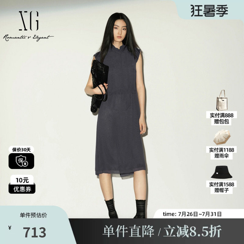 XG/雪歌 XL204038A484灰色半高立领无袖连衣裙飘带直筒开叉中裙女