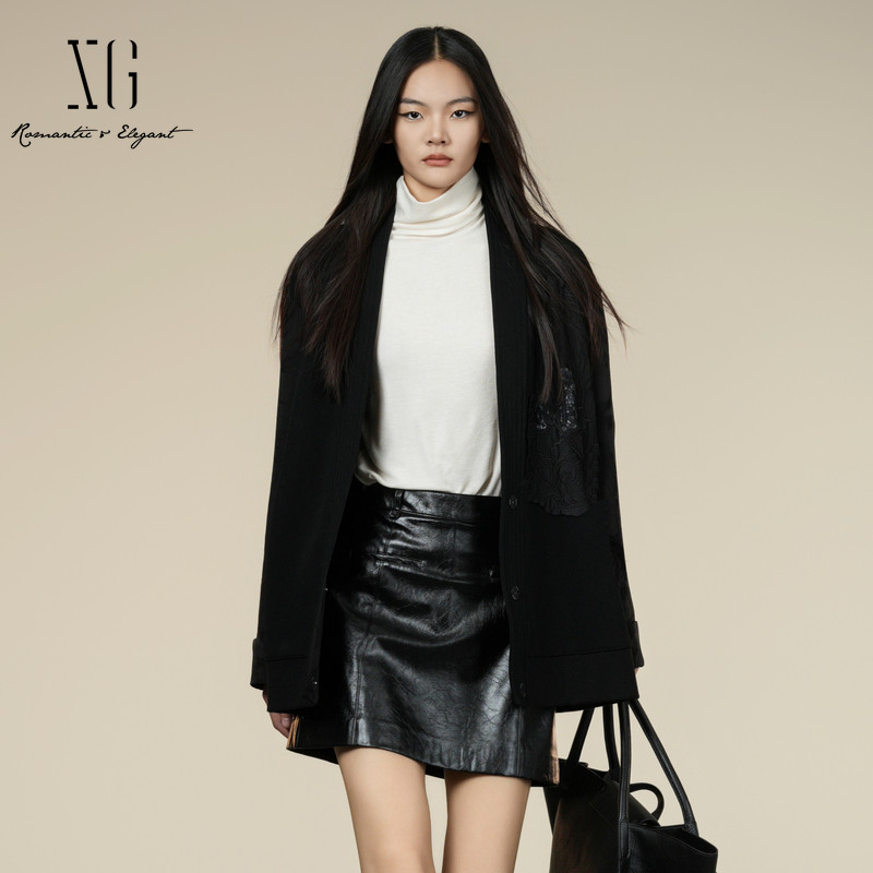 XG/雪歌 XL407012A990黑色棉感国风暗纹浴袍领休闲短外套慵懒女装