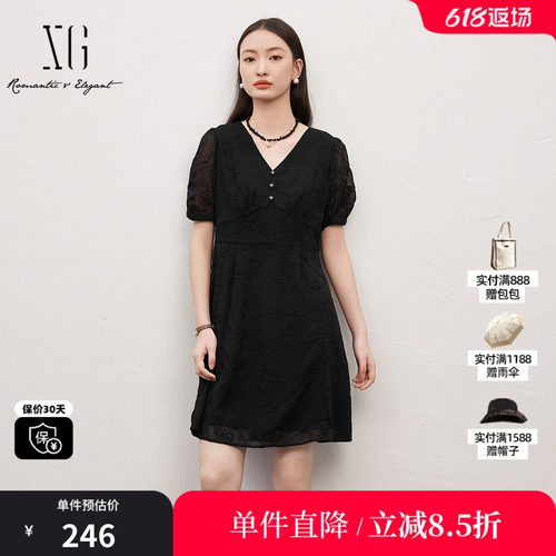 XG/雪歌XJ204038A390黑色V领镂空绣花连衣裙时尚夏季新款A字裙女