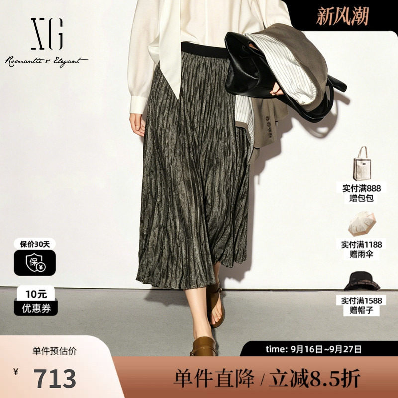XG/雪歌 XL303015A485灰绿色亮丝弹力腰褶皱肌理半身裙直筒长裙女