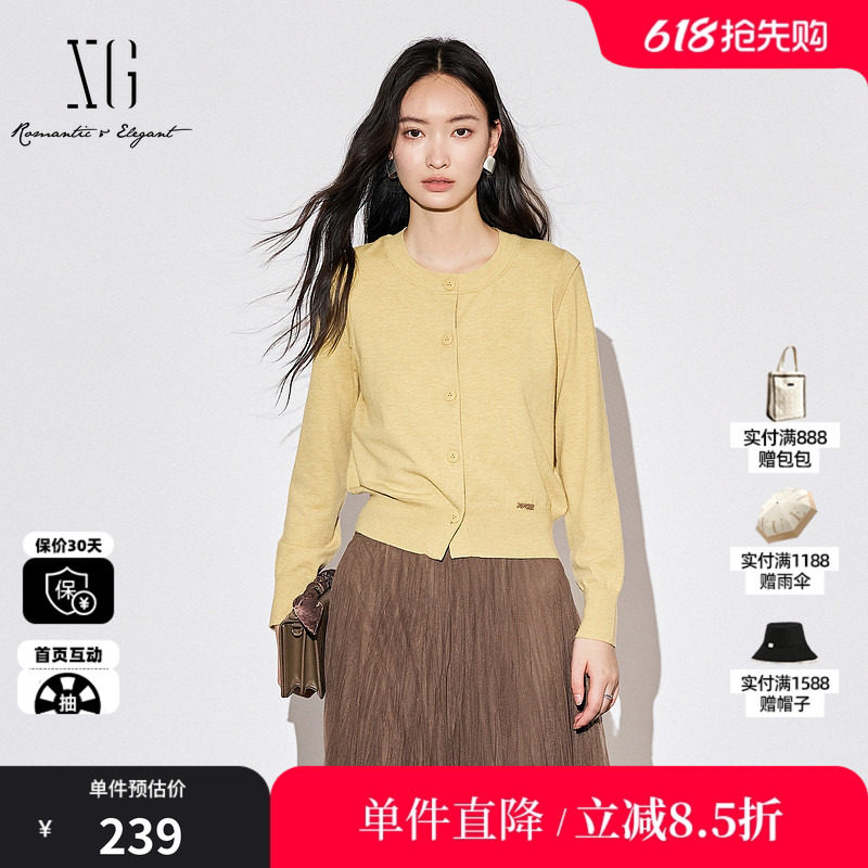 XG/雪歌XK311038A432 黄薄款长袖毛针织衫通勤圆领套头纽扣开衫女