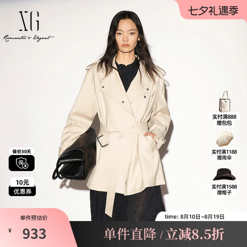 XG/雪歌 XL308003A460浅米色立领一手长双排扣风衣外套直筒腰带女