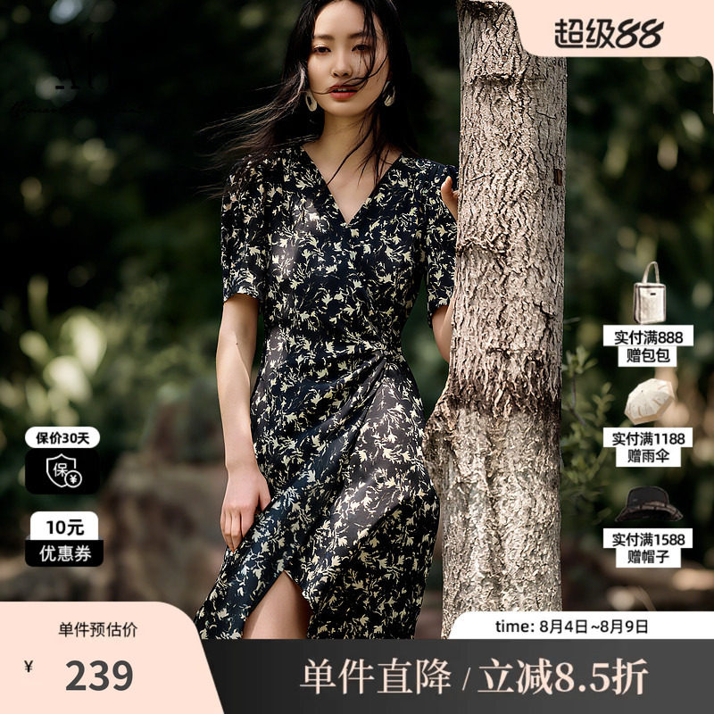XG/雪歌XL204549B806黑色花版V领短袖连衣裙收腰直筒开叉中长裙女