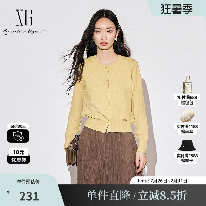 XG/雪歌XK311038A432 黄薄款长袖毛针织衫通勤圆领套头纽扣开衫女