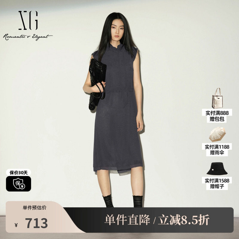 XG/雪歌 XL204038A484灰色半高立领无袖连衣裙飘带直筒开叉中裙女