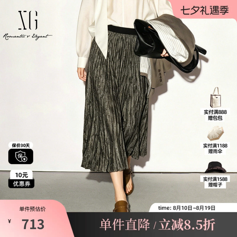 XG/雪歌 XL303015A485灰绿色亮丝弹力腰褶皱肌理半身裙直筒长裙女
