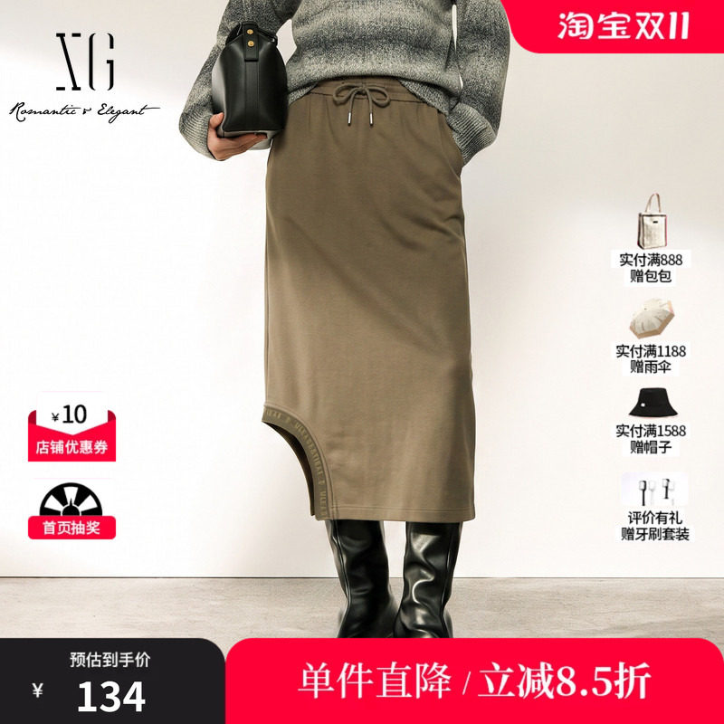 XG/雪歌 XJ403789A843军绿色棉感松紧腰直筒半身裙字母休闲中裙女