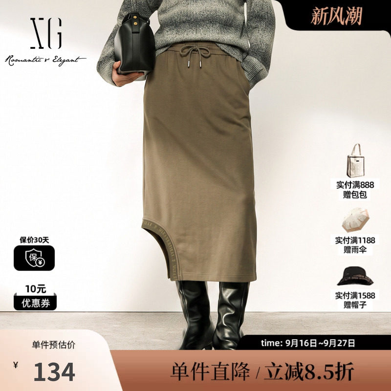 XG/雪歌 XJ403789A843军绿色棉感松紧腰直筒半身裙字母休闲中裙女