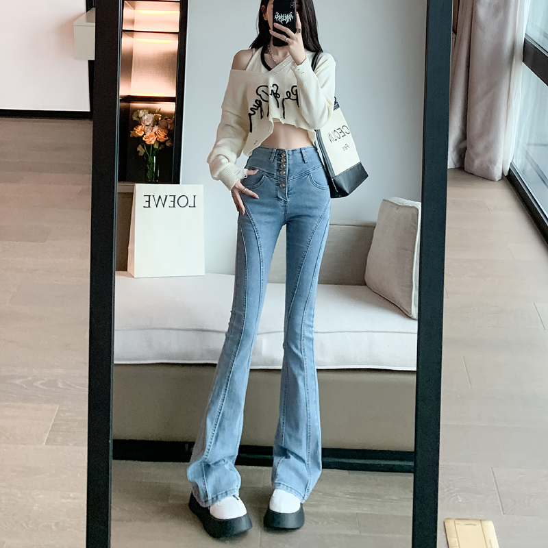 高腰排扣设计浅蓝色微喇叭牛仔裤