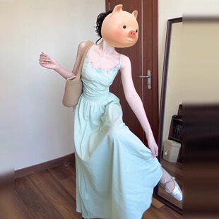 海边度假绿色露背吊带连衣裙子女夏季2026新款小个子法式收腰长裙