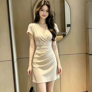 温柔风奶杏色V领褶皱短袖连衣裙女夏大方简约耐看收腰初恋漂亮裙