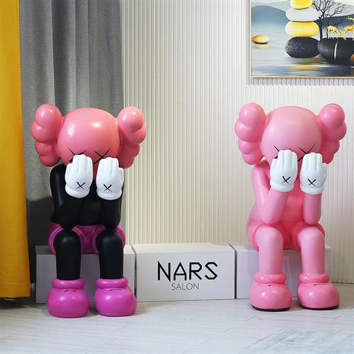 网红kaws坐姿大摆件雕塑家居客厅门店落地装饰玻璃钢公仔克莱因蓝