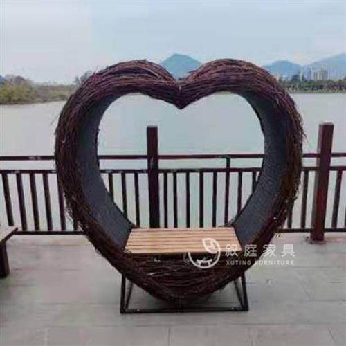 巴厘岛网红鸟巢秋千景区婚纱拍摄道具创意悬挂圆形床户外民宿鸟巢