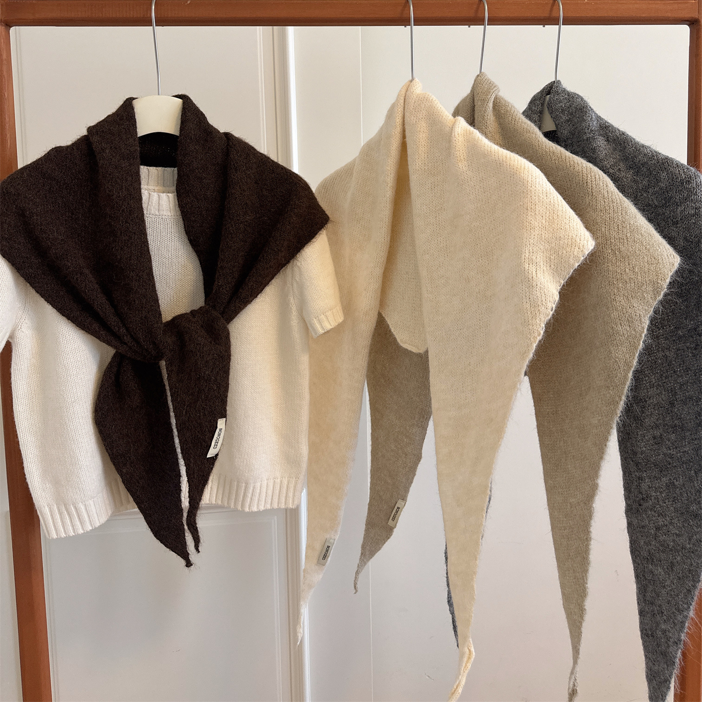 韩版ins高级感纯色秋冬季针织三角披肩女气质外搭保暖围巾百搭