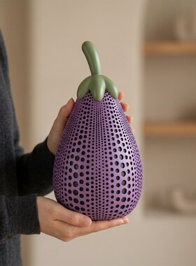 现代艺术镂孔茄子造型摆件